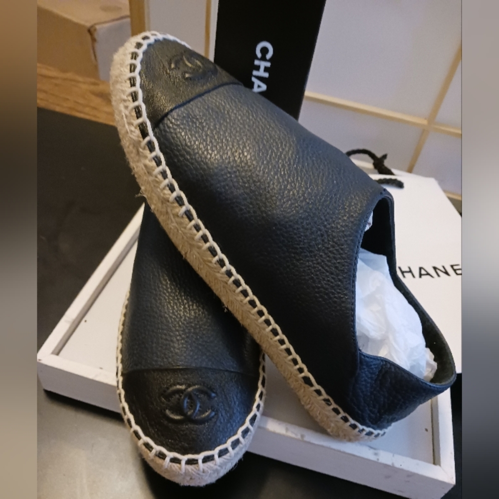 CHANEL leather/ suade lined flat never worn navy blue sz 37 comfy shoes